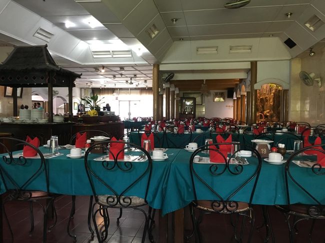 お昼休憩はブッフェのレストラン。<br />ツアーで使われているお店らしいです。<br />最初はわたし一人だったけど、あとから日本人の方たちも来てました。