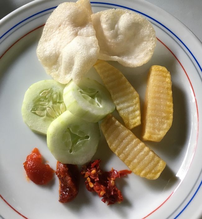 シラチャーソース。<br />左から普通辛・中辛・激辛。<br />激辛・・・どう見ても唐辛子をつぶしただけにしか見えません。