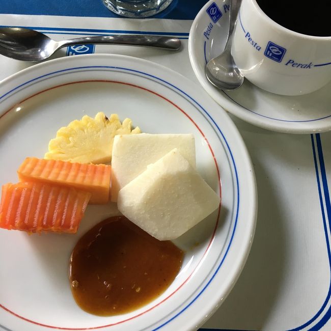 フルーツにもシラチャーソースをつけるんだよ、とレストランの方にすすめられたので試してみました。<br />甘じょっぱい感じ・・・？