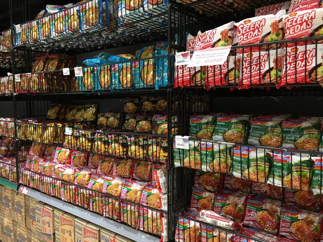 まだまだ暑い時間帯なので、お土産を買うためにスーパーによってもらいました。<br />東南アジアのインスタントヌードルを買い占め！