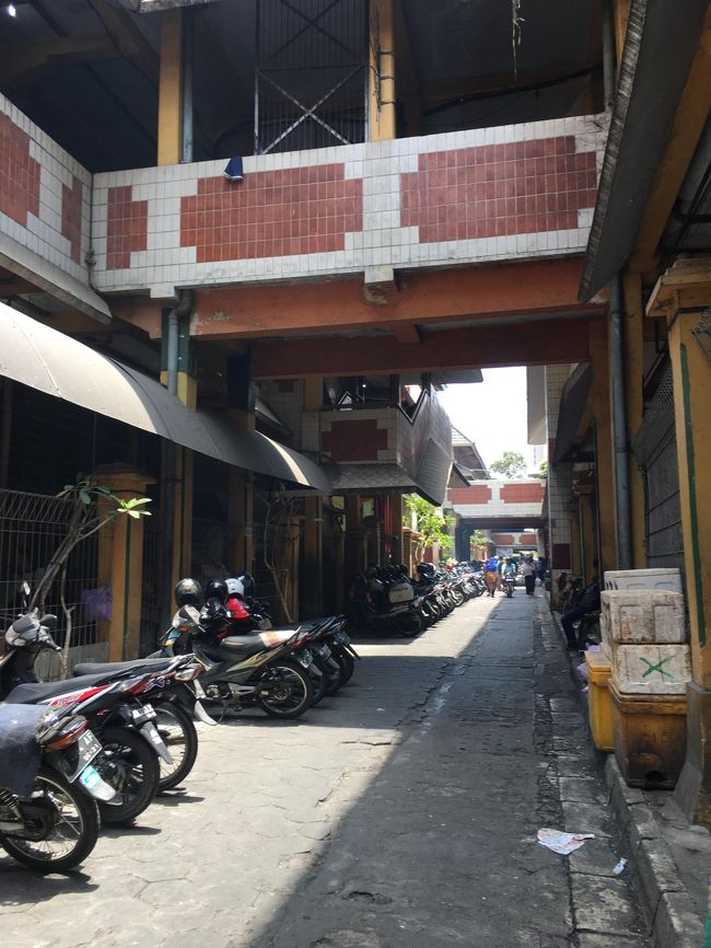 翌朝。<br />チェックアウトの時間までホテル周辺の市場へ行きました。