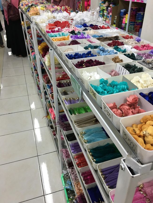 広くて楽しかったです！<br />ジャンルことにお店が分かれてました。<br />こちらは手芸品を扱うお店。<br />とにかくいろんな種類があって、手作り苦手だけど見てるだけで楽しかった。