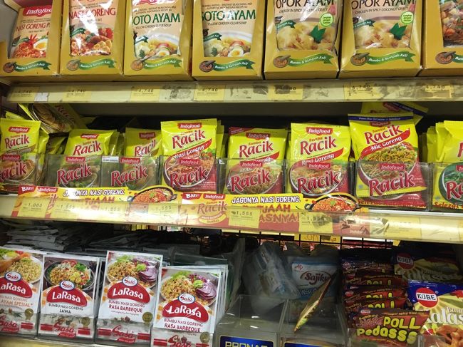 市場の帰りにホテルの隣のビルのスーパーへ。<br />ここが最高でした！<br />マリオボロ通りのスーパーと違い、ローカル感満載。<br />クーラーもあまり効いてなくてちょっと暑かったけど、お土産にできそうな安いインスタントも多いし、安かった！