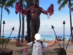 モアナ・サーフライダーの向こう側に抜けると、幅が広くて開放感のあるクヒオビーチに出る。

そこで両手にたくさんのレイを持って出迎えてくれるのが、デューク・カハナモク像。
伝説のサーファーで水泳選手、オリンピックでいくつもの金メダルを取ったハワイの英雄なんだって。