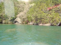 恵那峡は木曽川をせき止めた人工湖のため
壁面は木曽川そのものです。