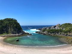 腹ごしらえもしたので、チャリで泊海水浴場へ。
式根島のポスターで一番有名なところ。
海水浴場といっても、下は砂利。