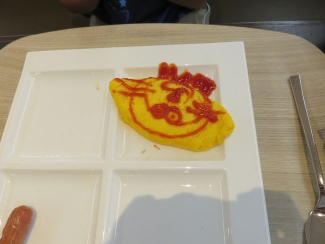 子供のオムレツドラえもんになってました。<br />お茶目です。そして、相変わらず、お子さまたちのお皿は、タマゴ、玉子、卵料理ばかり・・・・<br />