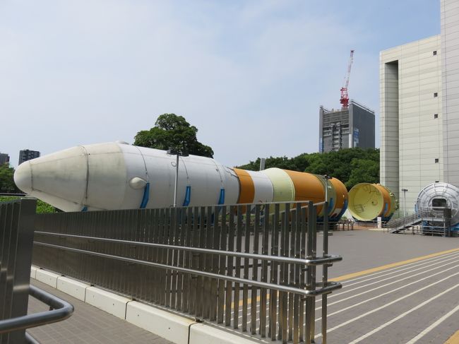 外に、あるのこれ何？ロケット？<br />