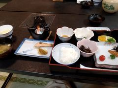 ホテル高砂の朝食。
それなりの設備、それなりの朝食なのに二人で1万円を切る値段。
もう少し高くしてもいいですよ。