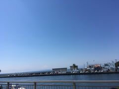 いい天気。江ノ島駅で下車