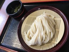 まずは朝うどん。朝から空いている駅近くのうどん屋は、改札内の連絡線うどんか、味庄かめりけんや高松駅前店とのこと。駅から出てすぐ見つかっためりけんやに行くことにしました。事前の下調べでは７時からオープンのはずですが、コロナのおかげで８時開店。少し待ちます。