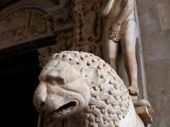 聖ロヴロ大聖堂に戻ってきました。
獅子の上に立つアダム像の前を通って中へ入ります。
