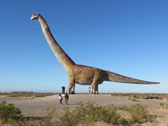 プンタ・トンボヘ向かう途中、トレレウ空港の直ぐそばにある恐竜のモニュメントへ。