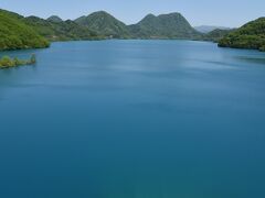 玉川温泉をチェックアウトして、田沢湖へと向かいました。
途中、綺麗な青い湖とダム見つけ、車を止めてリフレッシュ休憩。
ダムは「玉川ダム」というそうです。