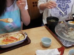 毎年、函館朝市の恵比寿屋食堂のいか刺し定食をいただく。不漁が叫ばれているが、無事食べることができて満足。
孫は最近お刺身がダメになり、えびグラタンとじゃがバター。