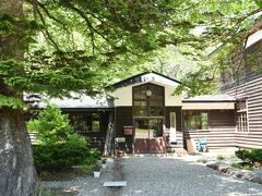 続いて、田沢湖から近くにある「思い出の潟分校」へ。
昭和の香りの木造校舎の廃校を見学できます。入場料は300円。
訪れる数日前には、クラフト市のイベントがあったようですが、この日は何もなく、訪問客は私たちだけでした。