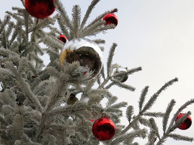 飾りのボールに屋台が映っています。