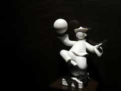 改装なった、インターコンチネンタルのYan Toh Heenへ。
白磁のフィギュアがお出迎えです。