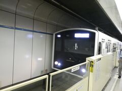 福岡空港を後にJR博多駅へ向かうべく国内線ターミナル地下にある地下鉄福岡空港駅から福岡市地下鉄空港線で向かいます。
