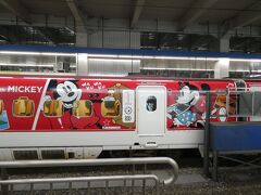 10：42発の熊本行き、つばめ319号の乗車します。
車体には、ミッキーとミニーが車両ごとにデザインが違い、九州各地の名所が描かれています。

初のJR九州、九州新幹線に乗ります。
ちなみに九州新幹線「つばめ」ですが、戦前から鉄道省、日本国有鉄道時代に東海道新幹線や山陽新幹線が開業するまで東海道線や山陽本線で運行されていた特急列車でしたが、国鉄分割民営化後は、JR九州鹿児島本線の特急でも運行されていました。

九州新幹線は、2004年3月に新八代－鹿児島中央間で開業し、2011年3月博多まで全線で開業しました。
全線開業時に、話題となったCMがありました。
https://youtu.be/B9jCU9ok_MI
