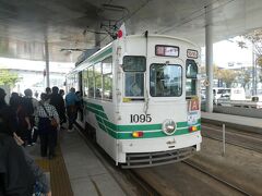JR熊本駅前から熊本市電で熊本市内まで乗車。
本数は多く数分おきに来ますが、車内はすごく混雑してます。
全国の交通系ICカードが利用できます。

