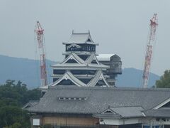 熊本城・市役所前で降りて熊本市役所本庁舎14階にある展望ロビーに行きます。
熊本市役所から熊本城が見えます。
熊本城公園は入れますが、お城は熊本地震の影響で修復工事のため入れません。
市中心部は、震災の影響はない感じで普通した。
