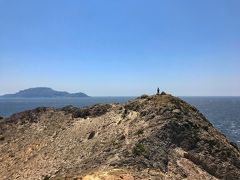 唐人津城に到着。この絶景！というか崖！
ただでさえ風が強いので、帽子が飛びそう！