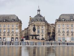 ボルドーの水の鏡(Miroir d'eau)を見にブルス広場へ。映りは綺麗ではないけれど、曇った感じもまた風情があって好き。