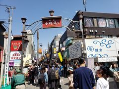 鎌倉駅まで戻りましたが、皆さんが向かって行く方向が気になったので行ってみました。
【小町通り】という所があるんですね。
まだこの頃は、人が結構出歩いている時でした。
だから、この混雑ぶり。