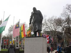 国会議事堂前の公園にはイギリスの歴代首相の銅像が多く建てられていました。
一番人気はやはりチャーチル。
多くの人が銅像前で記念写真を撮っていました。