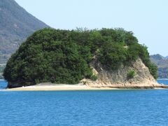 多々羅大橋を目印にして走っていると、右手に古城島が浮かんでいました。村上水軍が拠点として使ったという甘崎城跡が残っているそうです。干潮のときに歩いて渡って上陸することができるようです。