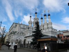 さ、お次は「プーチンキの聖母マリア生誕教会」プーチンキとは土地の名称でしょうか？？　1652年製の歴史的建築物に指定されているようですが、解説看板にあった英語は自分の語学力ではさっぱり！　外観がとても良いですよねー！　桃の断面のような形のココーシュニクの上に青のクーペル塔が独特で、近くでみると外装に施された造形も緻密で素晴らしかったですよ！