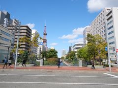 大通駅で下車し、二条市場へ向かいます。
途中橋の上からはテレビ塔が見えます。