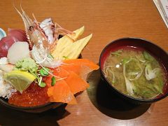 さあ、お昼です。
やっぱり北海道に来たら海鮮は食べなきゃですよね。
丼の上にエビ、ホタテ、イクラ、サーモンなどの魚介が所狭しと盛られています。