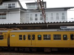 駅まで戻ってきました。写真は駅のホーム側から見たホステル。
真ん中へんの少し右上、カーテンが空いているところ（2か所）が、この日のahirutの部屋ですが、明るくてもこれじゃ、夜になったらホームから中が丸見えですね(^ ^)