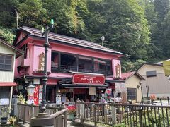 こちらは銀山温泉の名物「カリーパン」を販売している、はいからさんのカリーパンさん。
食事処になっており、温泉に浸かり小腹が空いたら是非立ち寄りたいお店です！