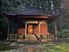 3軒目に訪れたのは、「不動山 本明寺」さんです。
こちらは「本明海上人」が安置されており、庄内に現存する6体の即身仏の中で最も古く(1623年)、損傷の少ない綺麗なお姿で安置されています。
徹底した木食行の賜物と言われています。