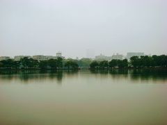 大濠公園に来た時には思わなかったが、色合いを変えた大濠公園の写真を見た時、何となく以前行ったことのある中国の世界遺産、杭州の西湖に雰囲気が似てる気がしました。小雨のせいかも。
でも調べてみると、実は大濠公園に西湖モデル説があるようでびっくりです！