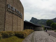 武雄に来たら寄ってみたかったスポットがもうひとつ、武雄市図書館です。

別名「ツタヤ図書館」？
大手レンタルのTSUTAYAが指定管理、運営したことでも話題になりました。
