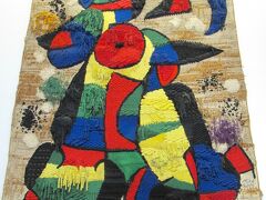 ＜バルセロナ＞　
バルセロナ交通局のサイトで購入しておいた Hola BCN! 5 Days を空港駅で発券し市内へ。ホテルに荷物を置いてから、フニクラでモンジュイックの丘にあるミロ美術館へ。
Tapestry of the Fundació（1979）、Joan Miró（1893-1983）・Josep Royo（1945-）作。750 x 500 cm、ジュート・麻・綿・羊毛を使った大作。一番印象に残りました。