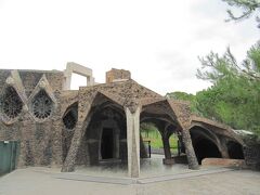＜コロニアグエル＞
Cripta de la Colònia Güell(1908-1914)，Antoni Gaudí i Cornet(1852-1926)
Eusebi Güellの依頼による、バルセロナ郊外にある地下礼拝堂、未完成の教会。