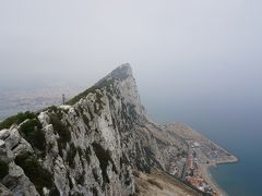 ザ・ロックの先端です。
スペイン側の景色がかすかに見える程度。
アフリカも見えないしお天気が残念だったけど、この先端は圧巻でした。

この後、easy jetの離陸を見ました。
残念ながら飛び立つ瞬間はロックで見えないけれども滑走路を走るところは見ることが出来ます。
離れているのに音だけは良く聞こえるので近くで見たら大迫力なんだろうなぁ～