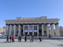 せっかくロシアに来たので、午後はバレエを鑑賞。

モスクワのボリショイ劇場やサンクトペテルブルクのマリインスキー劇場では公演が知らない作品だったので、王道の『ロミオとジュリエット』を公演していたノヴォシビルスクで見ることにしました笑