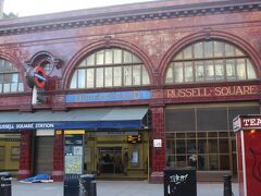 ホテル、ラッセル・スクエア、そして大英博物館の最寄駅、ロンドン地下鉄のラッセル・スクエア駅。

ロンドンの地下鉄は歴史があるからか、クラシックな駅舎を持つ駅が多いです。
日本をはじめ、大半の国の地下鉄の駅は地下への入り口だけなのですが。

この駅のロンドン地下鉄・ピカデリー線で、ロンドン・ヒースロー駅まで１時間。
多少時間はかかるとはいえ、乗り換えなし、直通で行けるのは便利。