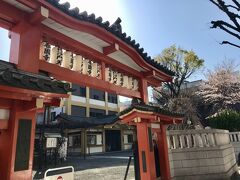 ランチの後は、神楽坂散歩。

神楽坂毘沙門天の善國寺。
山門に提灯は風情があります。
神楽坂といえば毘沙門天様ですね！