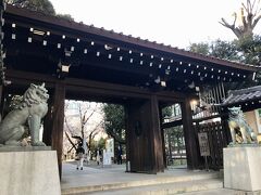 靖国神社へ到着。
神楽坂若宮八幡神社から30分くらい歩きました。
南門から入ります。