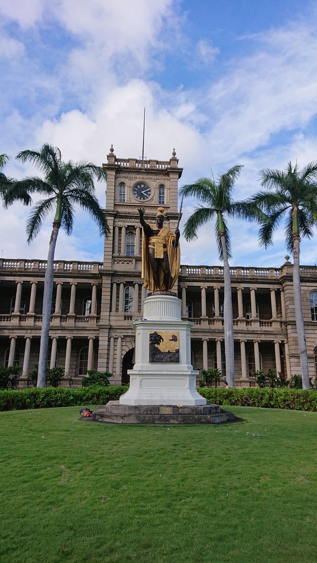 JTBのB級グルメツアーに参加しました。<br />B級グルメツアーは催行会社によって行く場所や食べ物がちょっと違うから楽しみにしてたけど・・なんせツアーでいろいろな人と一緒に車に乗りあうのは不安。<br />というわけでキャンセルを含めて問い合わせてみたら、なんと！！<br />参加者は私たちだけということで、貸し切りツアーの始まり<br />まずはカメハメハ大王像<br />ま、ただ見るだけ(笑)