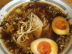 木更津まで戻って、食べログ3.48の竹岡式ラーメンのワンちゃんへ。

醤油ベースにタマネギが入った竹岡式ラーメン。
トッピングの煮卵も美味しかった！

疲れ切った息子くんは、マザー牧場後眠りこけて起きませんでした。

その後、アクアラインに乗って無事帰宅。
少し渋滞もありましたが、なかなか楽しいドライブでした。
次は潮干狩りに行きたいな～。

最後までご覧頂きありがとうございました。