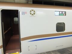 北陸新幹線はくたか574号　グランクラス乗車口
富山18：32→東京21：16
大宮で降りて写真を撮ってみました。