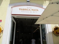 Fabrica Nata（ファブリカ・ナタ）です。
ナタです。ポルトガル名物のエッグタルトのことです。
こちらがそのお店です。
↓
Praca dos Restauradores 62-68, Lisbon 1250-188, Portugal

